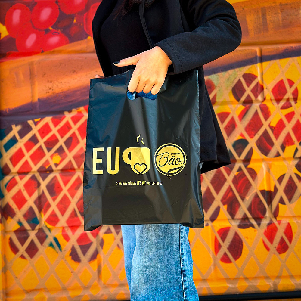 [8332040965] SACOLA PLAST. PRETA/DOURADA 30X40 C 50UN